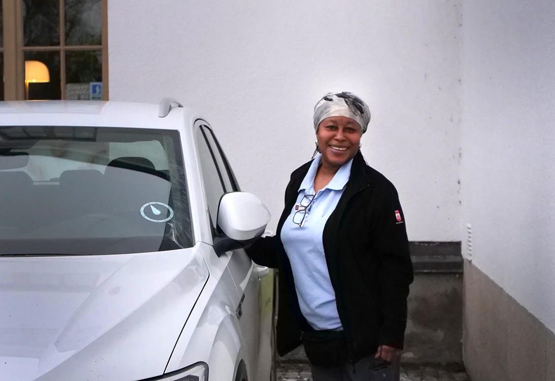 Kvinna som står bredvid en bil.