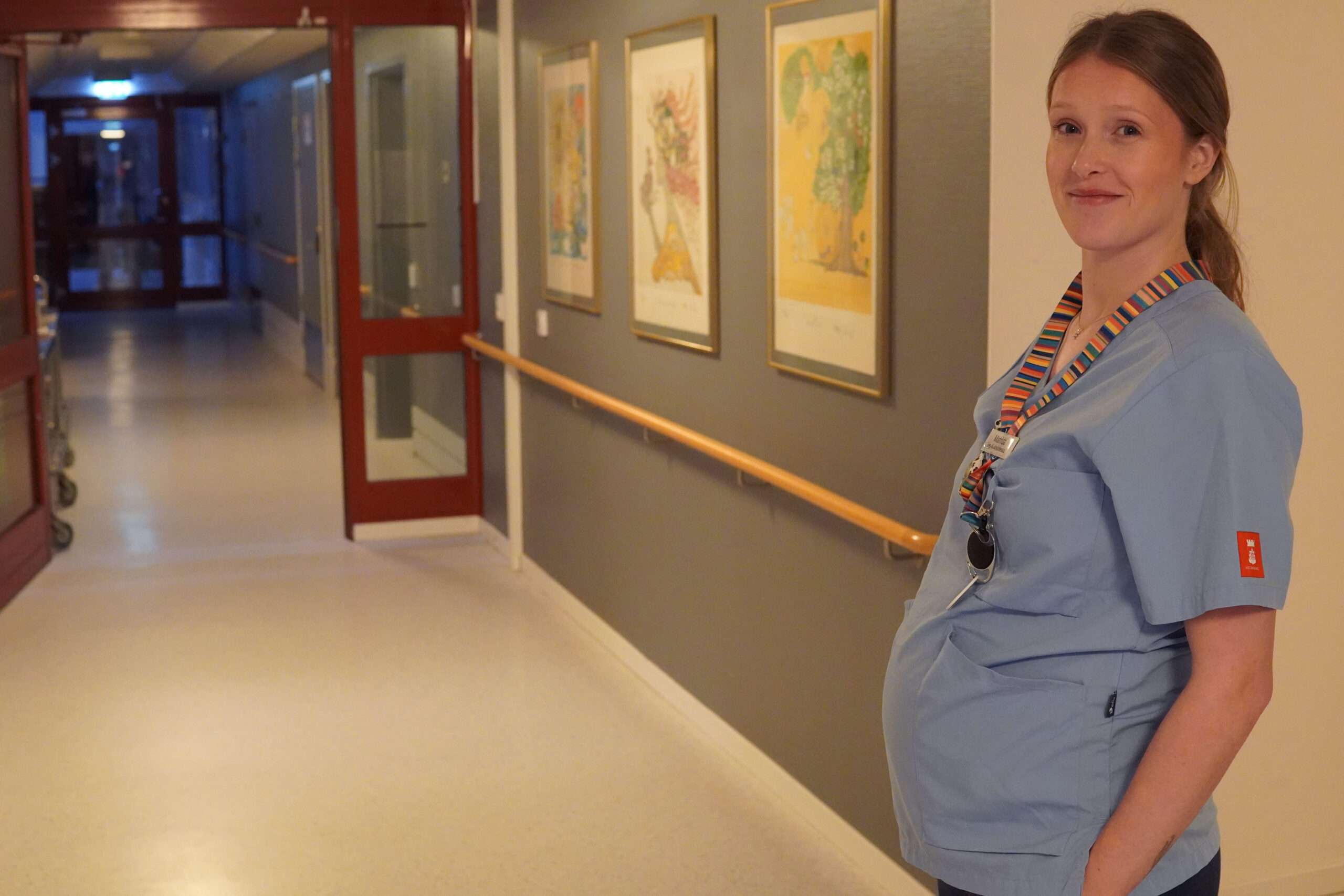 Kvinna tittar in i kameran samtidigt som hon är på sitt jobb