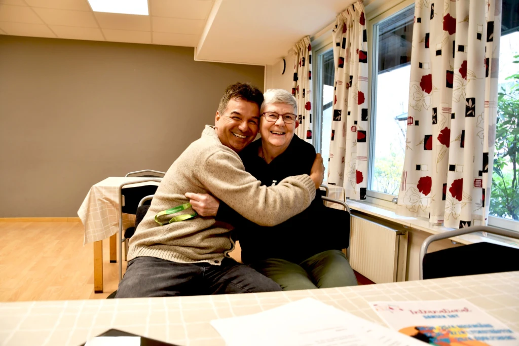 Man och kvinna kramas och är glada