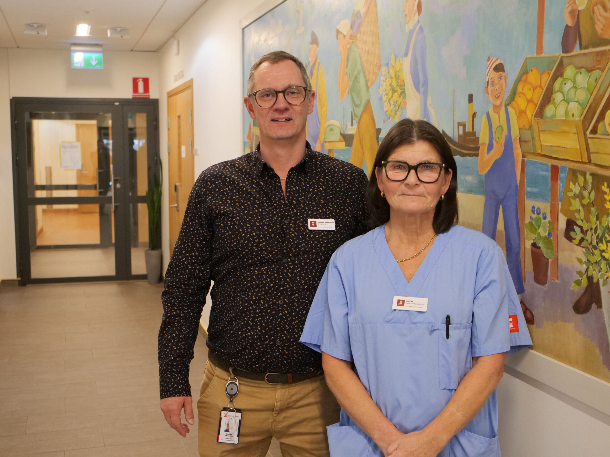 Två personer som tittar in i kameran