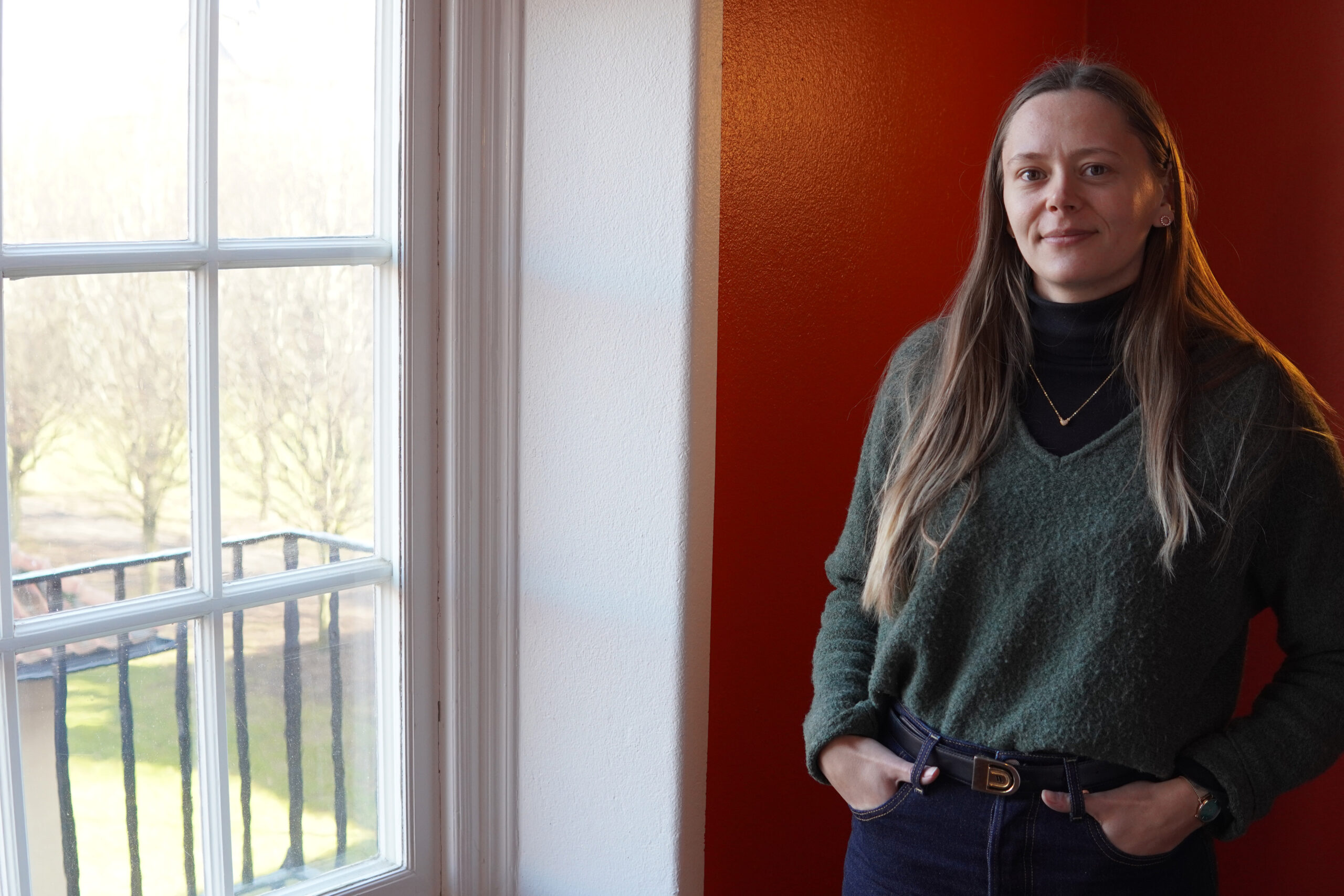 Kvinna tittar in i kameran och ler