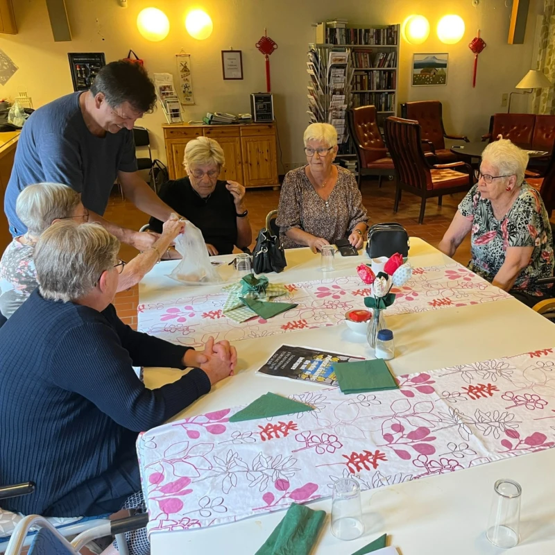 Människor som umgås på Träffpunkt Lyckoträffen