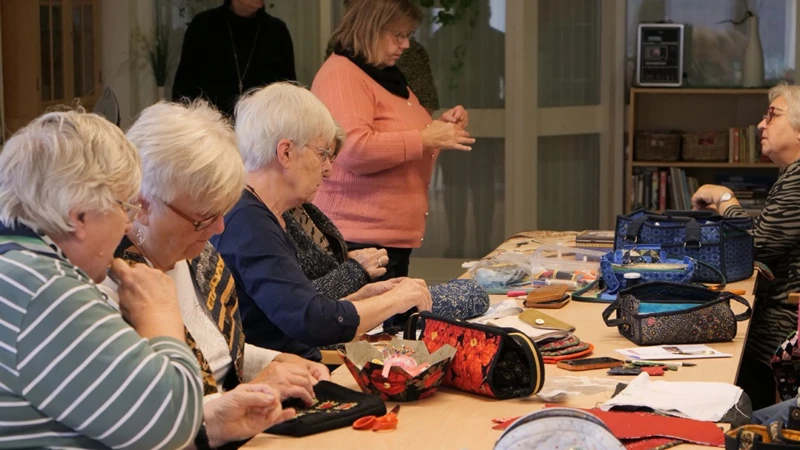 Flera personer sitter vid ett bord