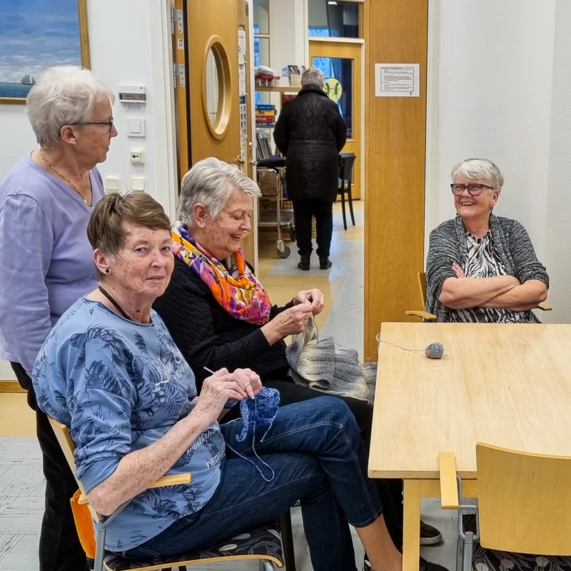 Människor som umgås på träffpunkt Rydebäck