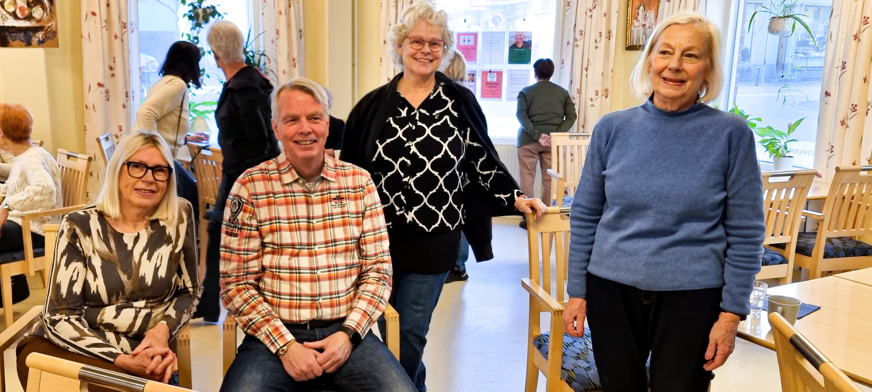 Människor samlade på Tågaborgs träffpunkt