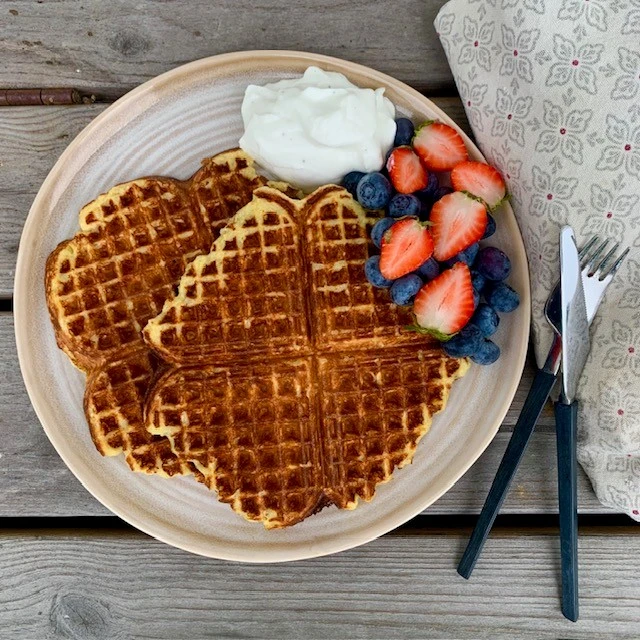 Våfflor på en tallrik med bär