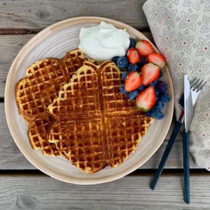 Våfflor på en tallrik med bär