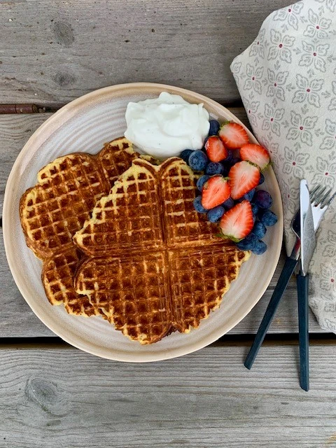 Våfflor på en tallrik med bär