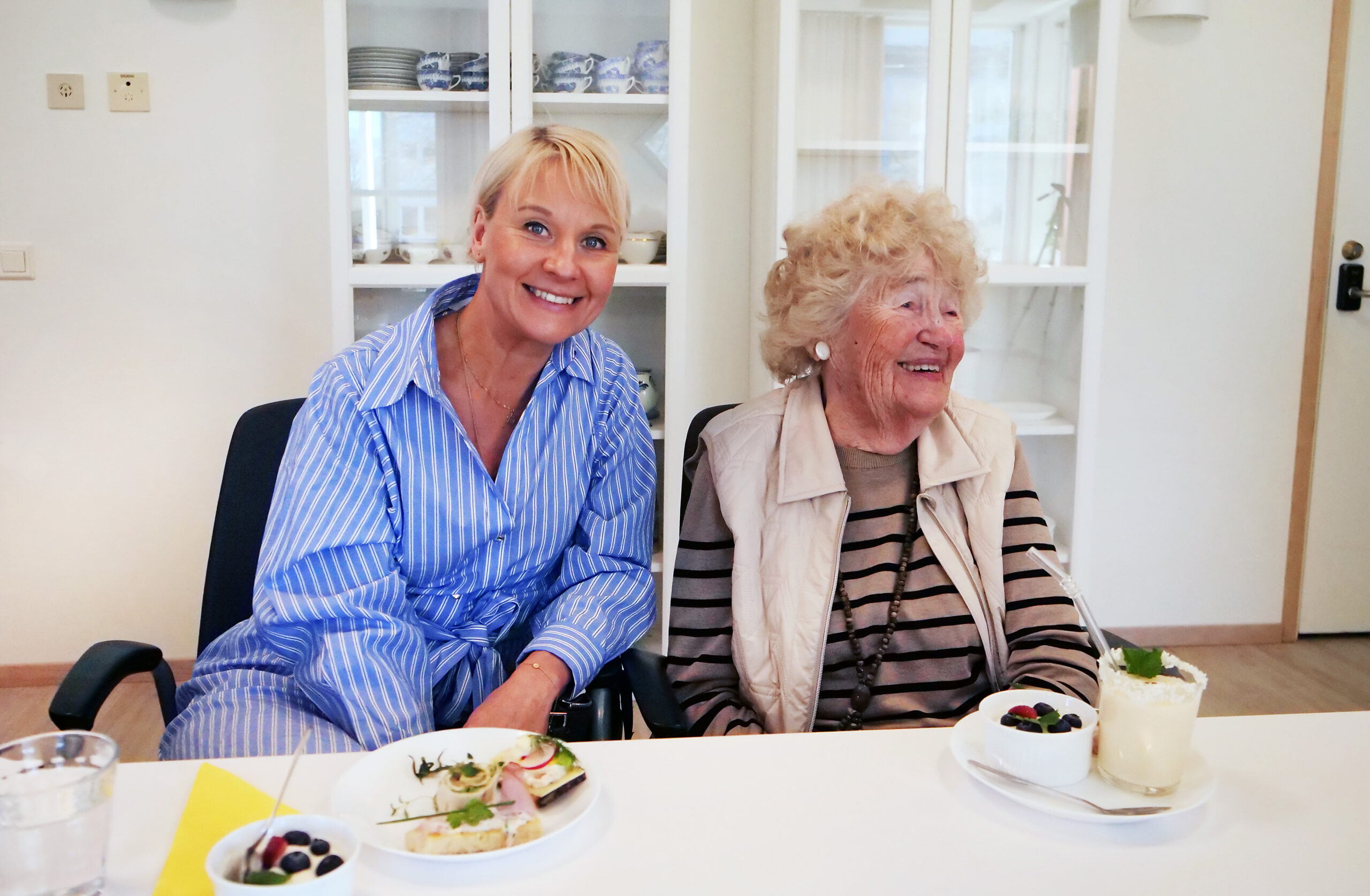 Två kvinnor vid ett bord.