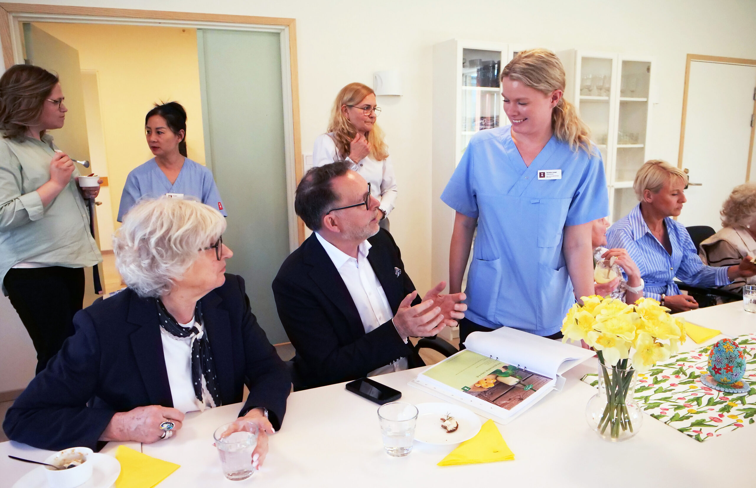 En grupp människor kring ett bord.