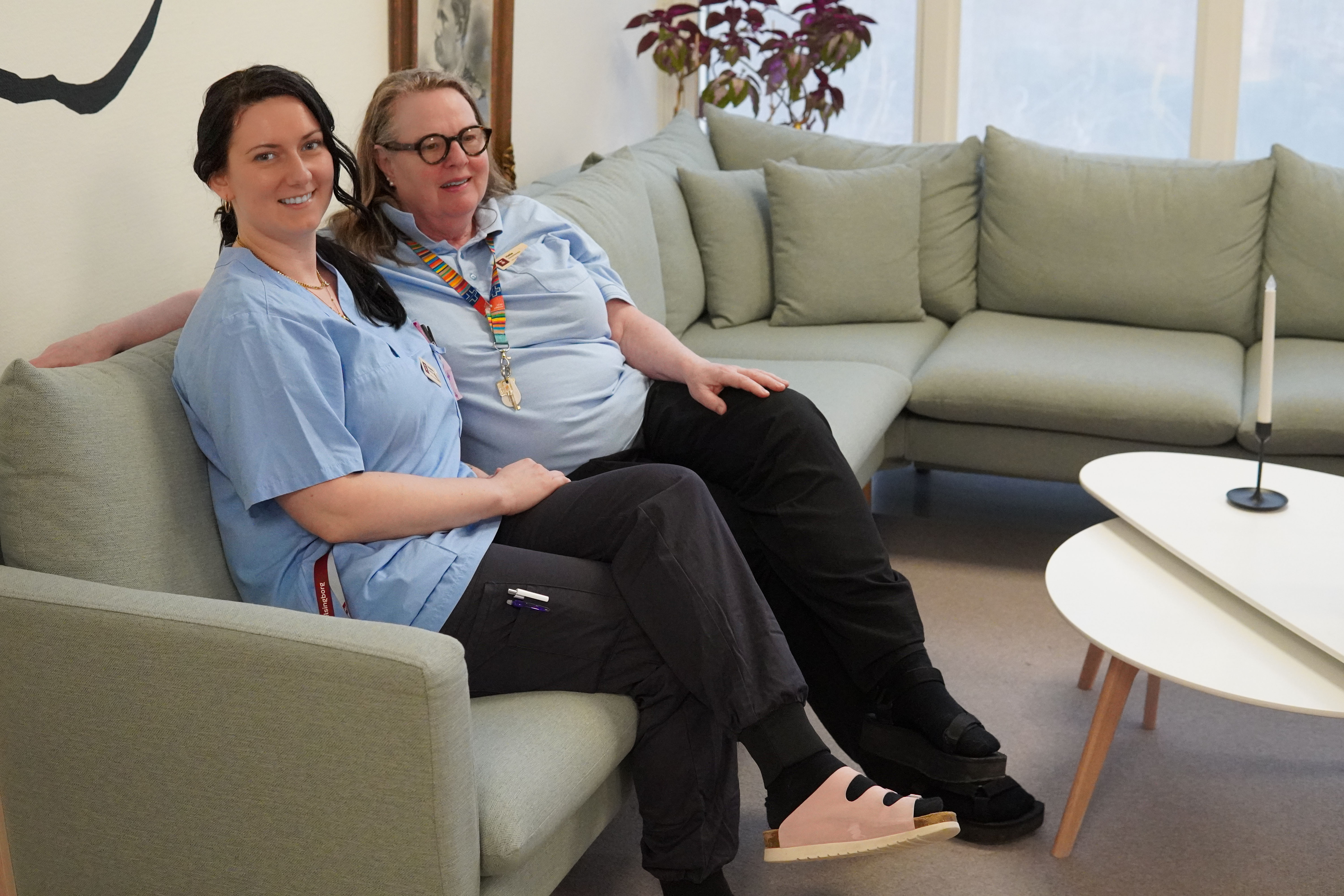 Två kvinnor i soffan på sitt arbete