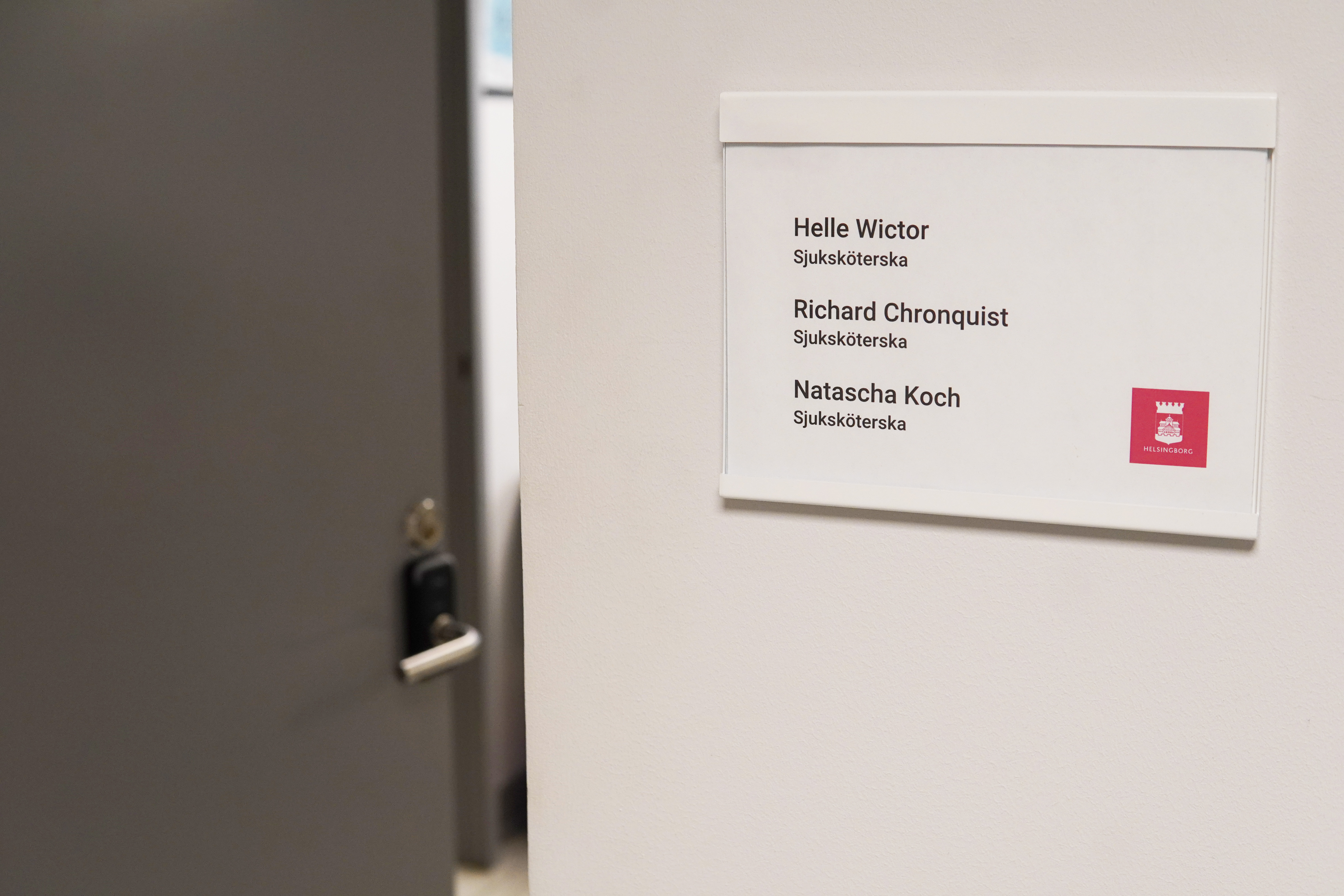 Namnskylt utanför dörr på vårdboende