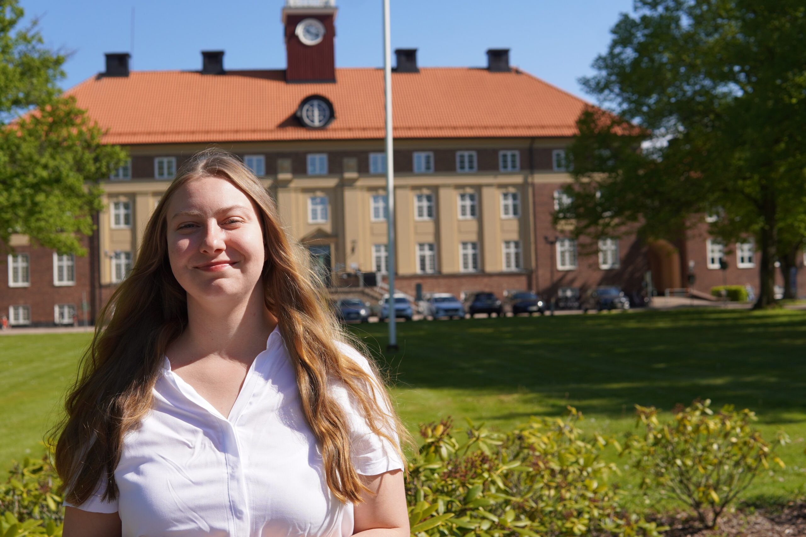 Annabell Sandberg, praktikant, framför kontoret på Maria Park
