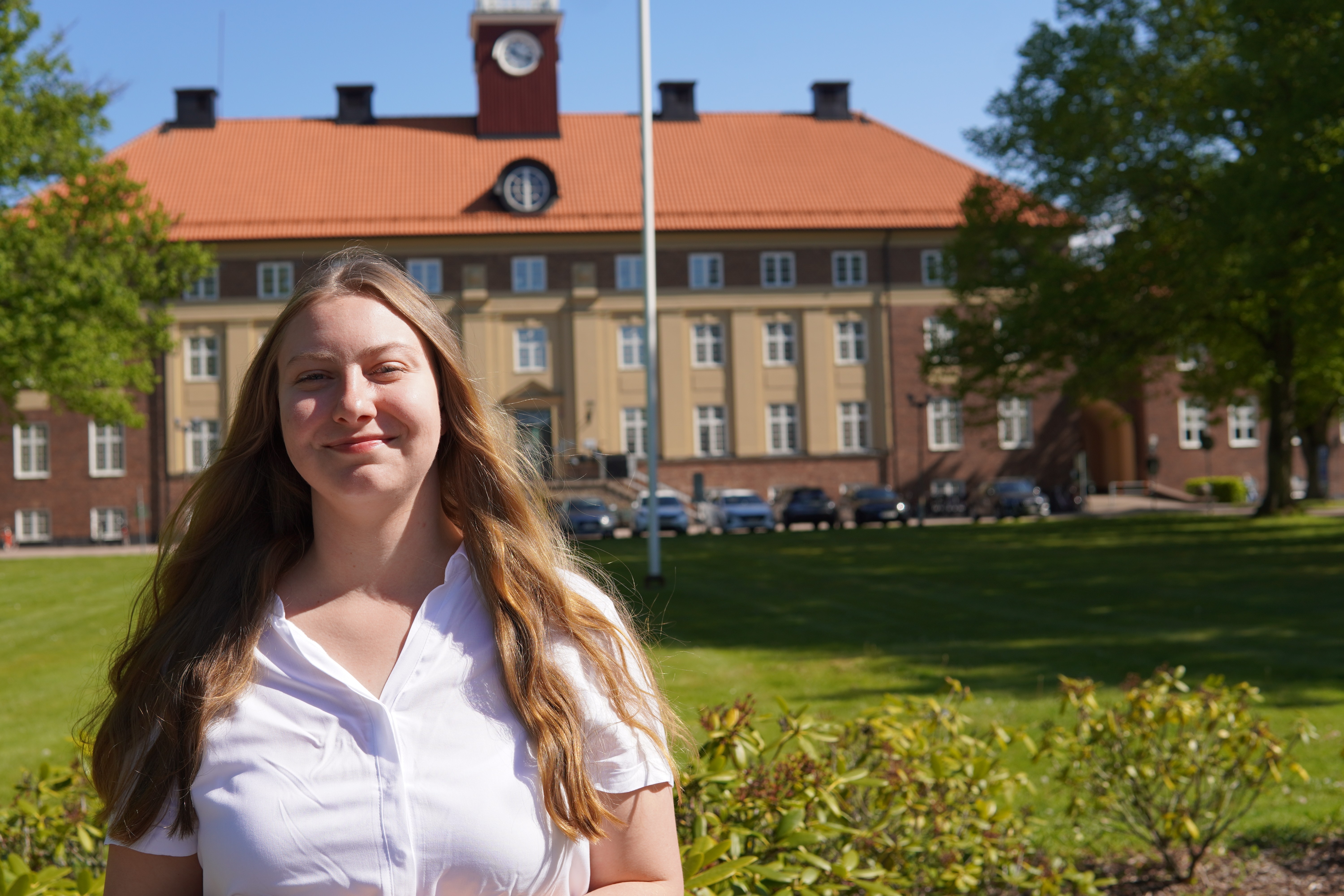 Annabell Sandberg, praktikant, framför kontoret på Maria Park