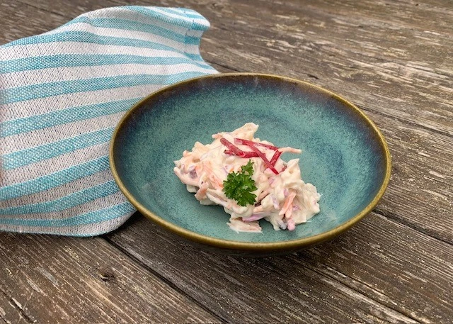 Kålsallad i en turkos tallrik