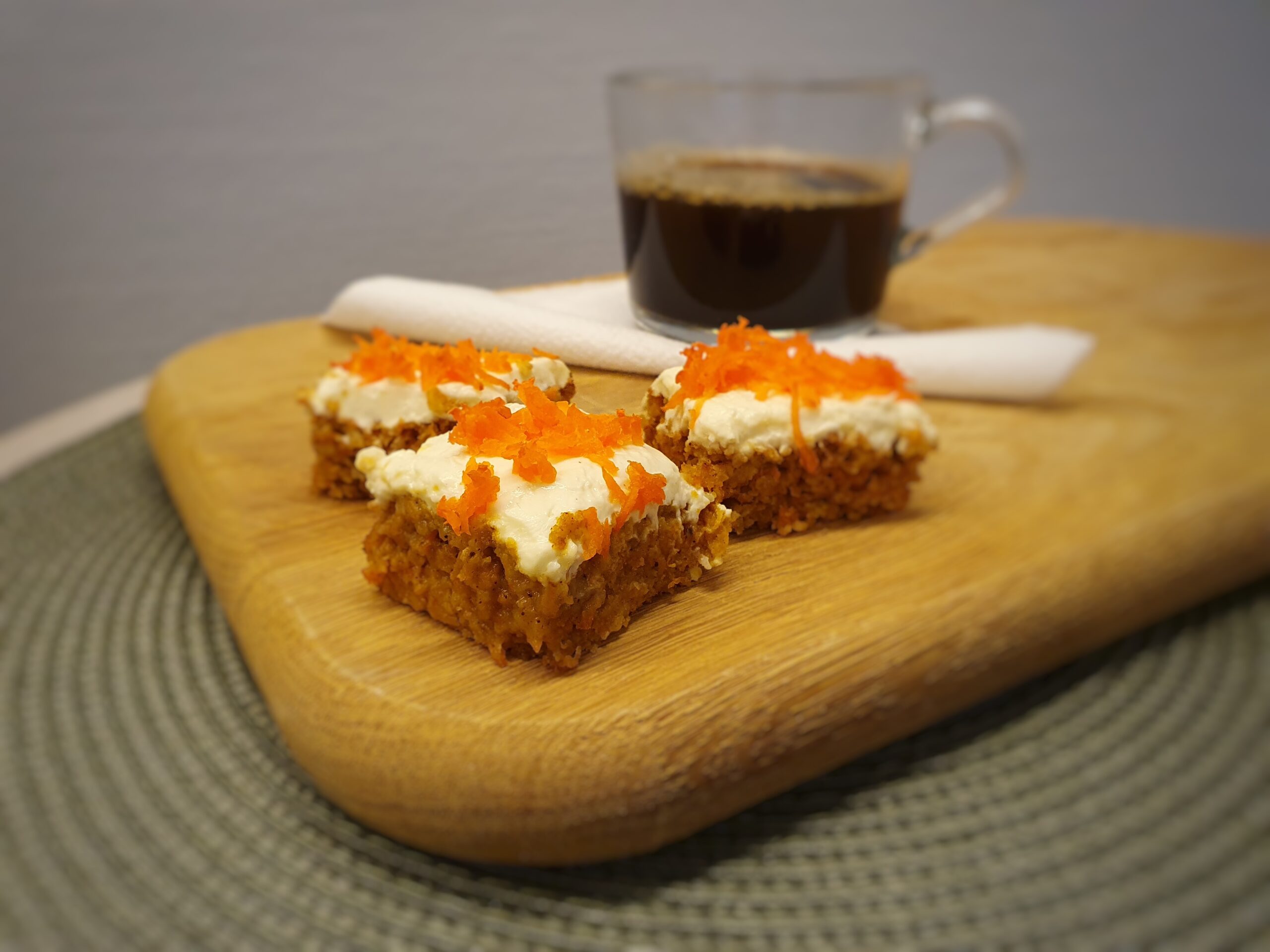 Morotskaka och en kopp kaffe