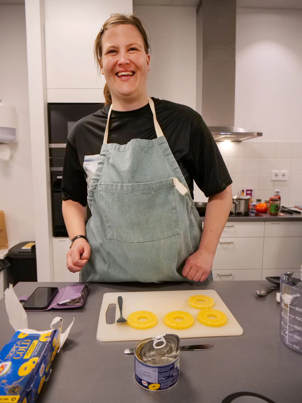 En person lagar mat och är glad.