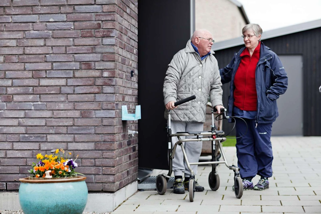 Två personer som samtalar