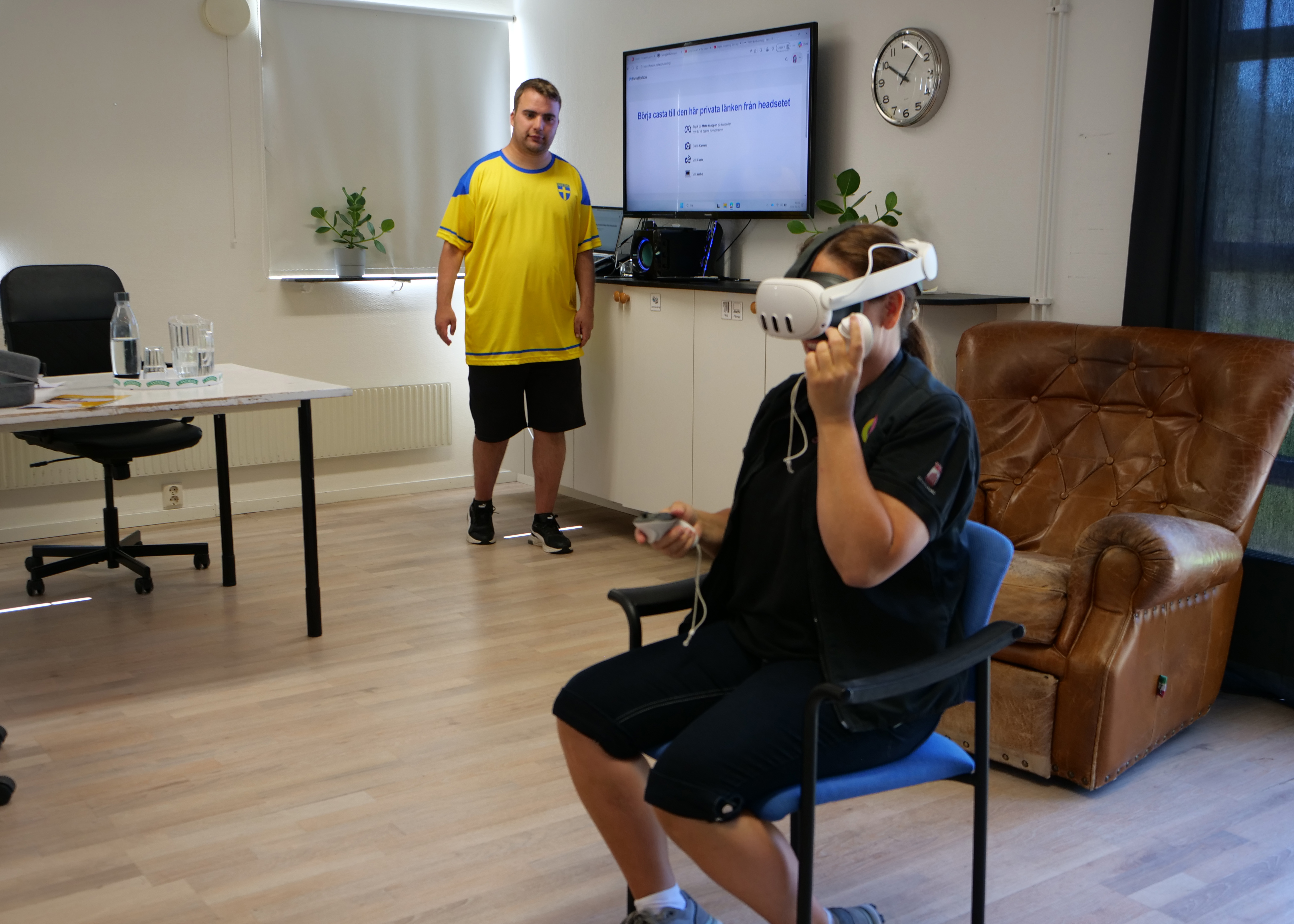 Sebastian och Sandra demonstrerar hur VR fungerar.