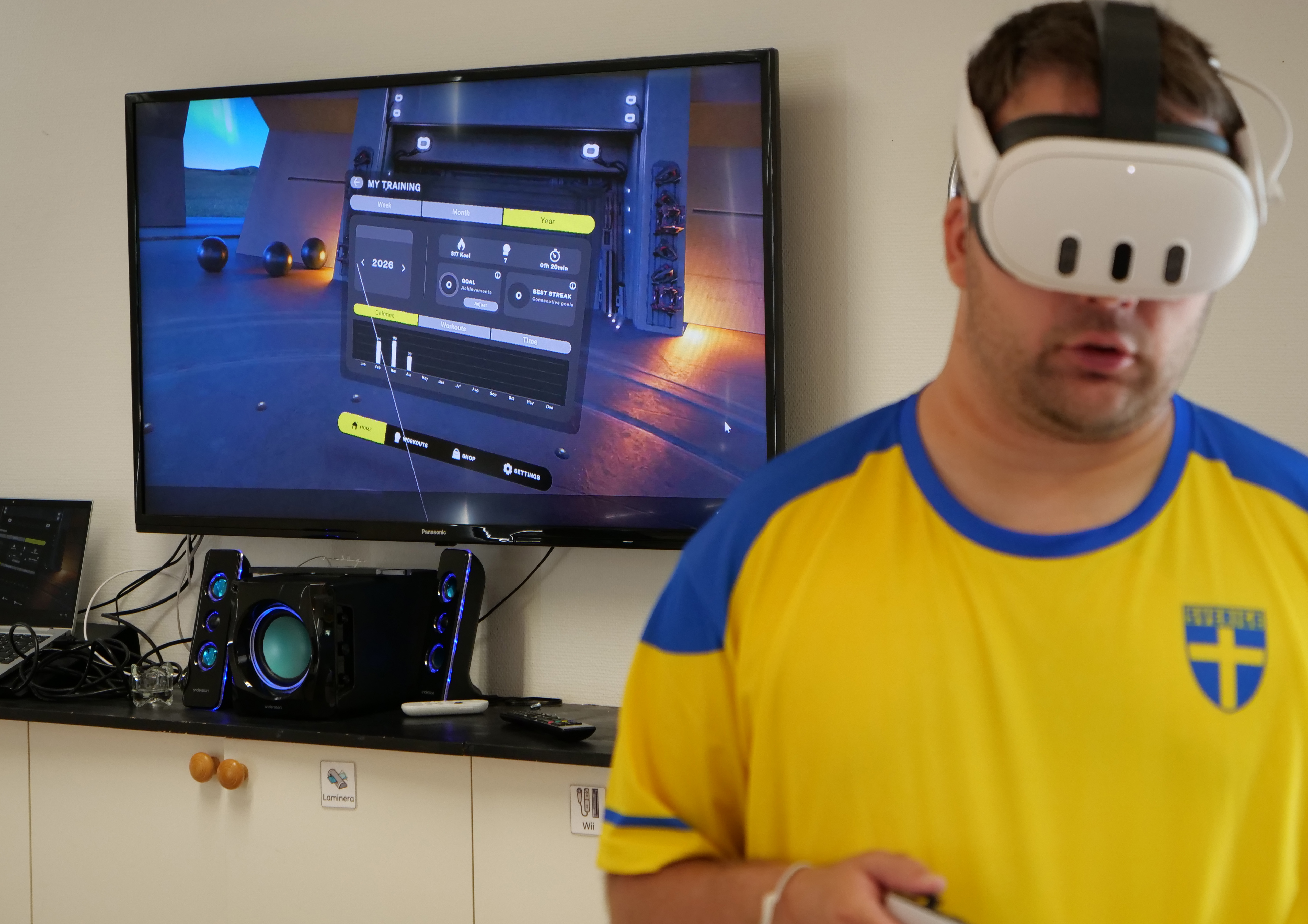 Sebastian visar hur VR-glasögonen fungerar.