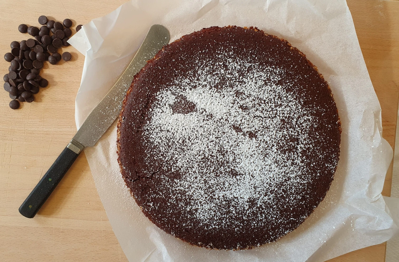 Kladdkaka på svarta bönor, fotad ovanifrån.