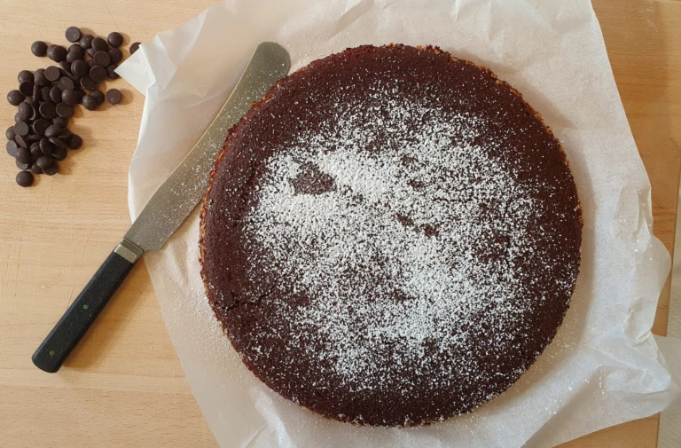 Kladdkaka på svarta bönor, fotad ovanifrån.