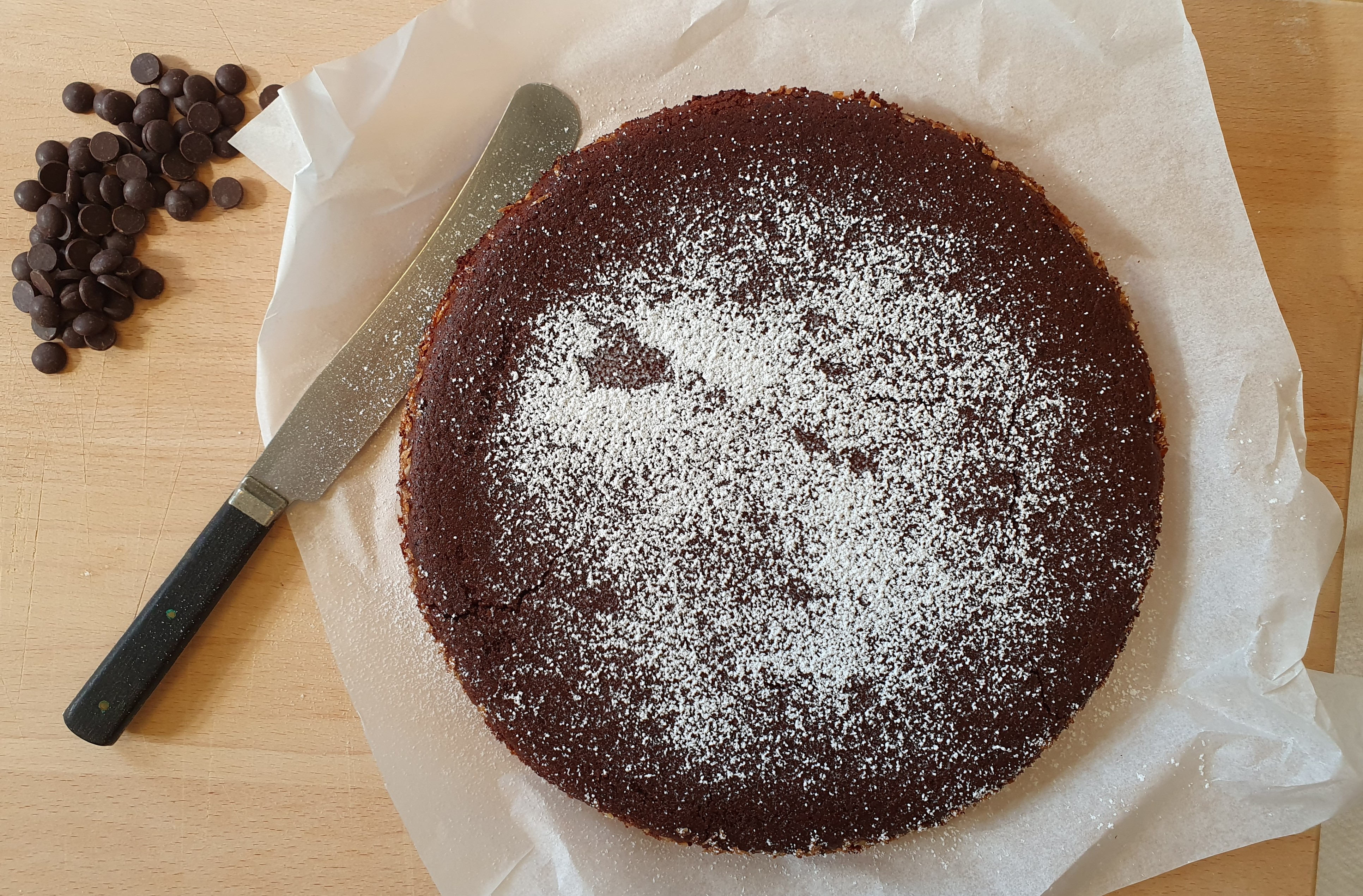 Kladdkaka på svarta bönor, fotad ovanifrån.