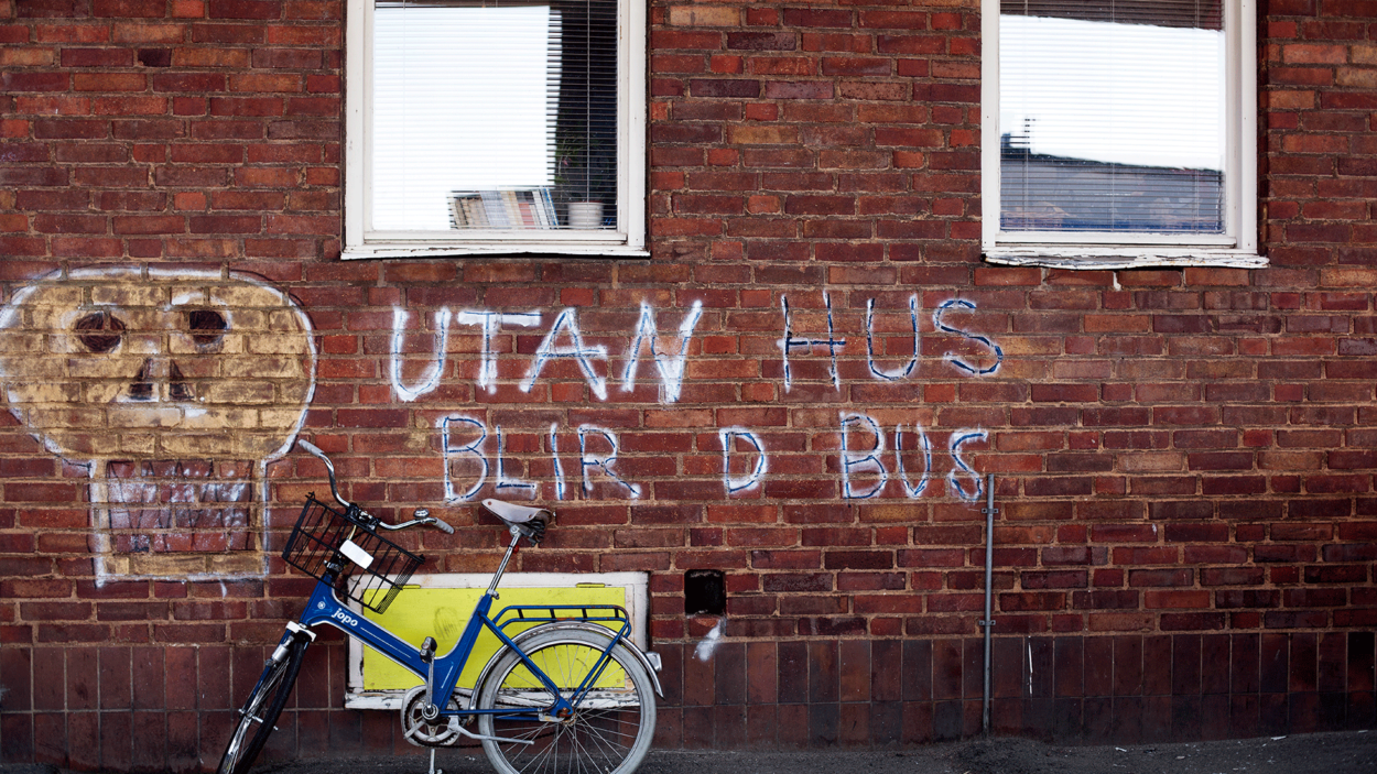 "Utan hus blir det bus" spraymålet på en vägg