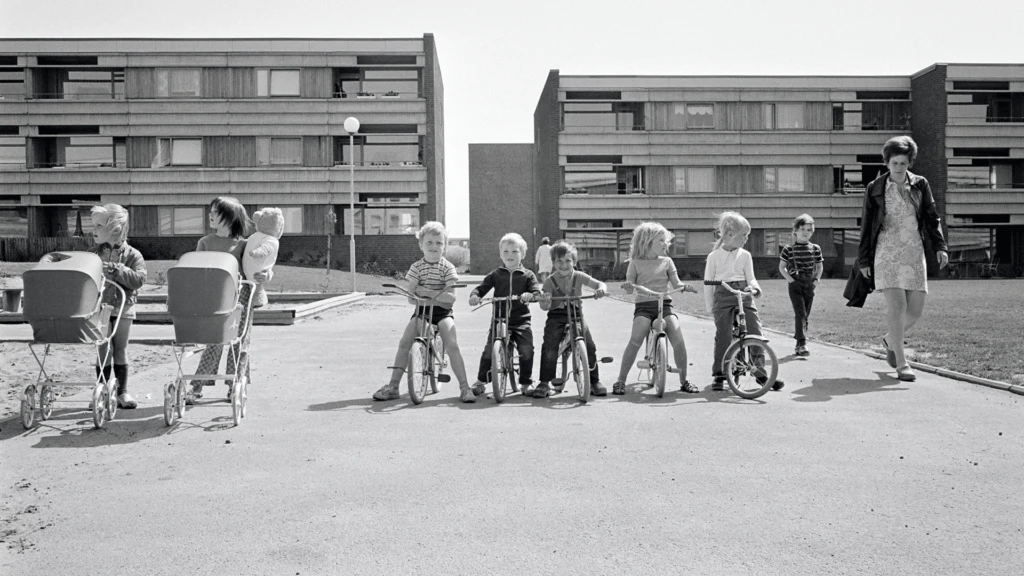 Barn från Drottninghög på cyklar år 1971