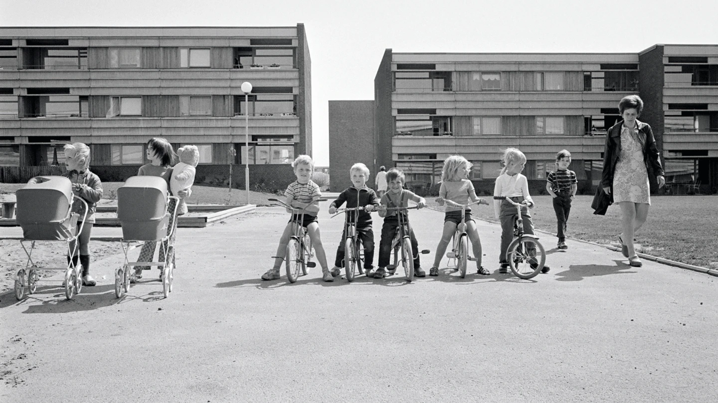 Barn från Drottninghög på cyklar år 1971