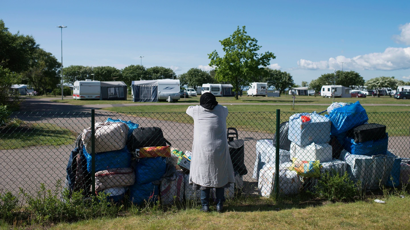 Asylsökande kvinna blickar ut över campingområde. Foto: Anna Bank