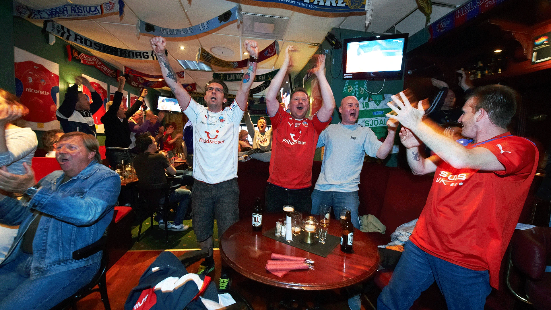 HIF supportrar firar på pub Norrebro. Foto: Anna Bank.