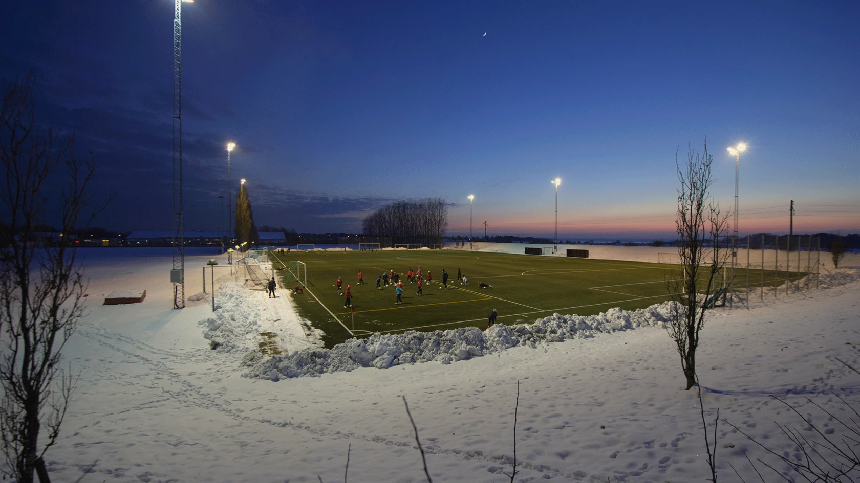 Vintrigt fotbollsspel i Hittarp. Foto: Anna Bank