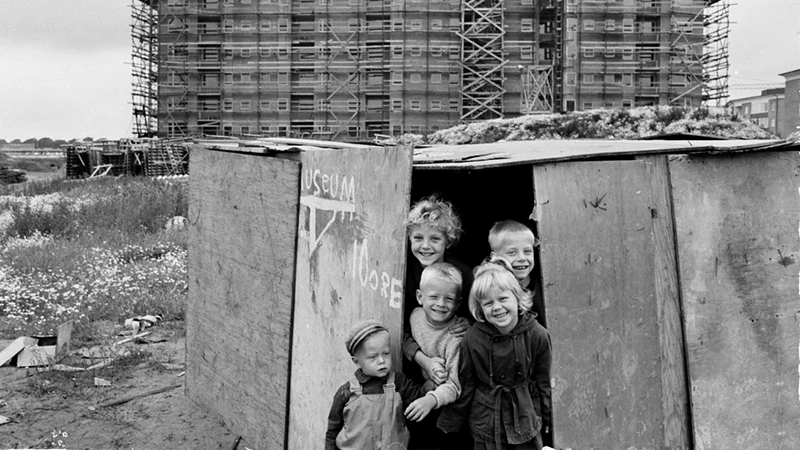 Barn leker medan Fredriksdalsområdet uppförs år 1965.