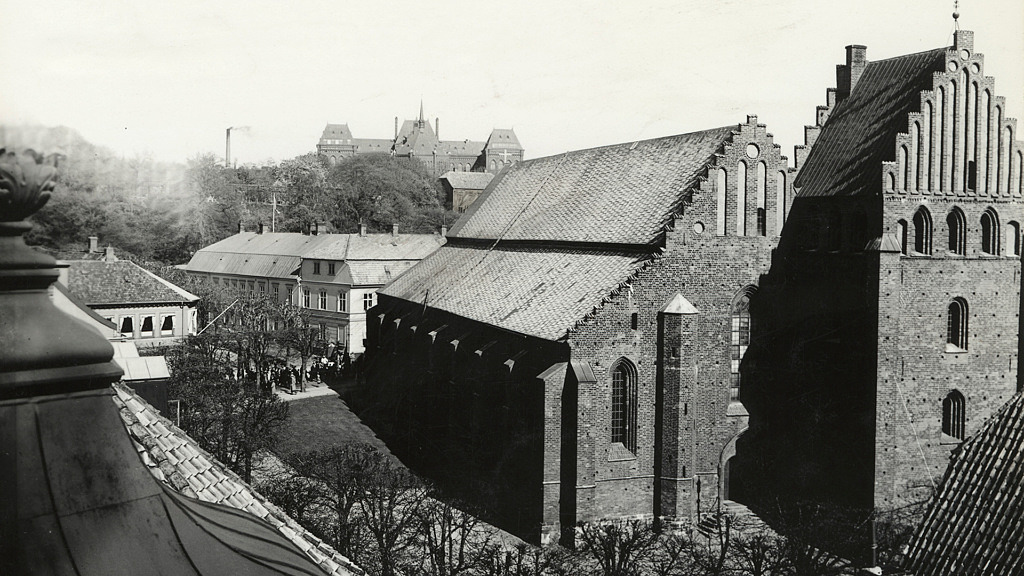 Mariakyrkan i centrala Helsingborg, en av stadens första byggnader i tegel. Foto från 1934.
