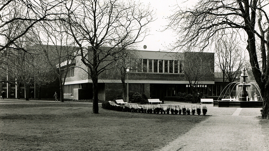 Stadsbiblioteket invigt 1965. Fasader i tegel från Helsingborgs ångtegelbruk.