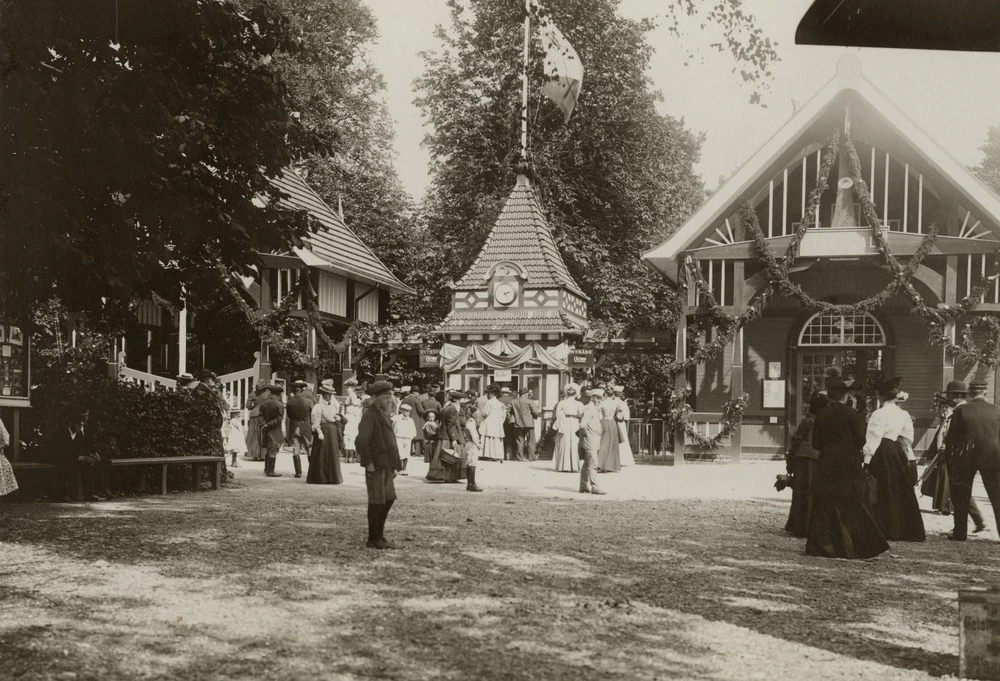 Svartvit fotografi, besökare vid entren till Ramlösa Brunspark. 29/7 1907