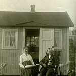 Paret Ida och Martin Johanssons framför sin kolonistuga.
