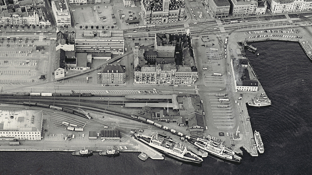 Flygfoto som visar Ångfärjestationen vid Norra Hamnen år 1971. 