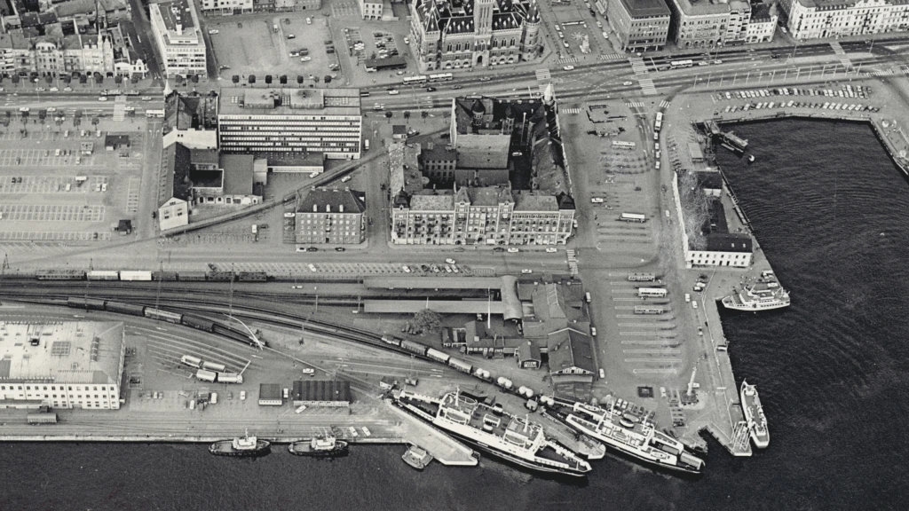 Flygfoto som visar Ångfärjestationen vid Norra Hamnen år 1971.