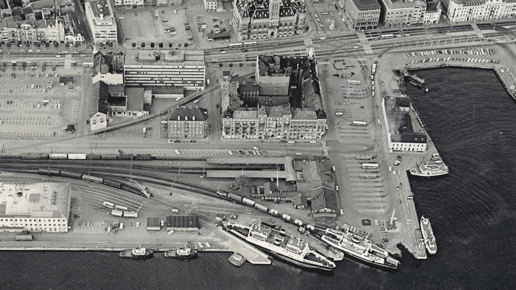 Flygfoto som visar Ångfärjestationen vid Norra Hamnen år 1971.