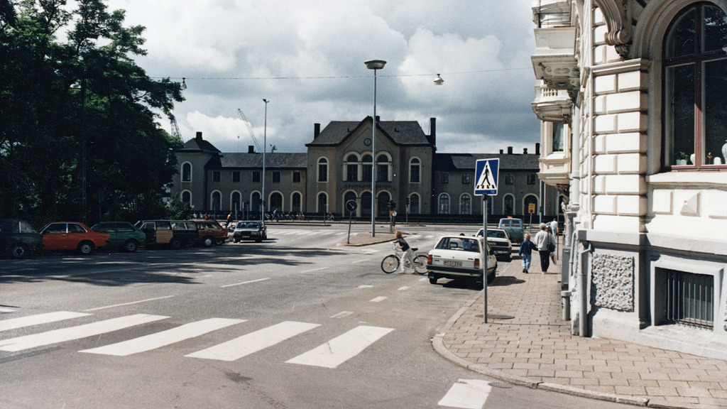 En bild från 1985 på gamla Centralstation i Helsingborg där Trädgårdsgatan möter Järnvägsgatan. Till vänster ligger Stadsparkens nordvästra hörn och till höger ligger den södra änden av Bruksgatan. 