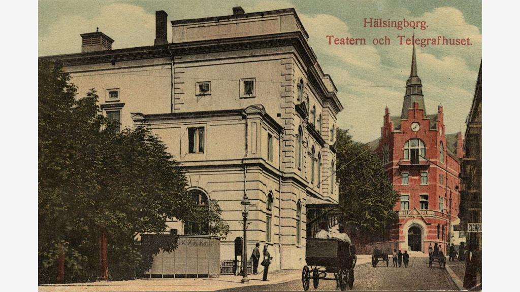 Svartvitt kolorerat fotografi på ett vykort föreställande Helsingborg, Teatern och Telegrafstationen på Prästgatan. Ur disponent W. Anderssons samling. 