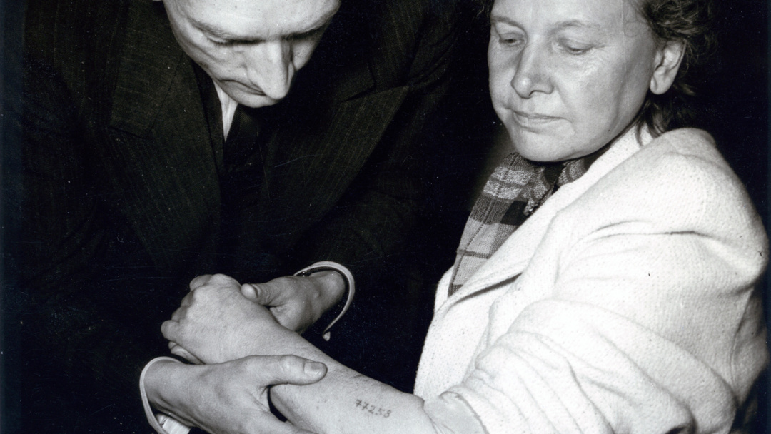 Kvinna med tatuerade siffror på armen