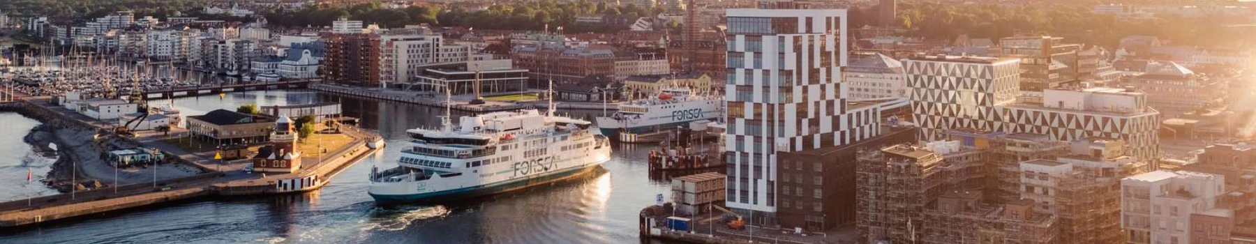 En färja lämnar Helsingborgs hamn