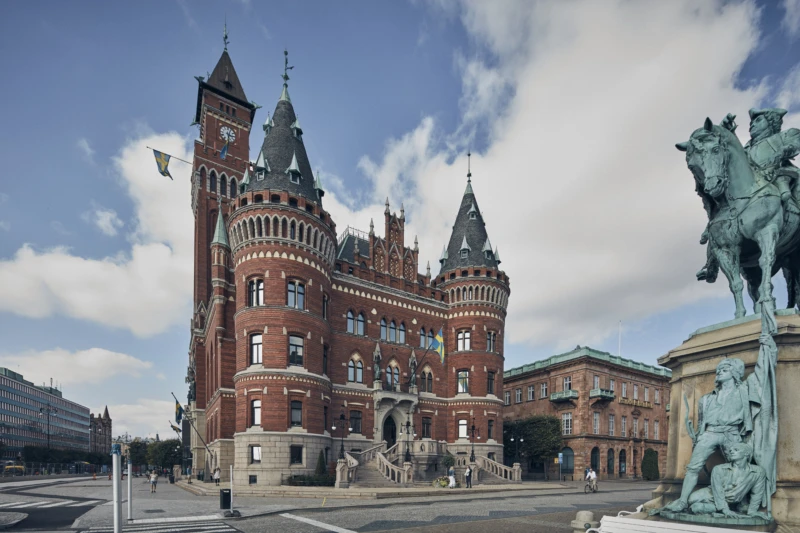 Helsingborgs rådhus södra fasad från Stortorget. Bronsstatyn föreställande Magnus Stenbock till häst i förgrunden.