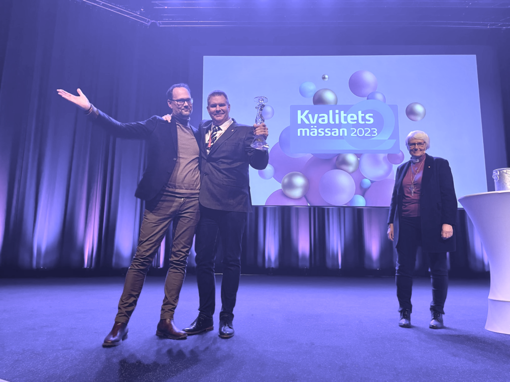Andreas Hall och Henrik Rosdahl tar emot pris på Kvalitetsmässan.