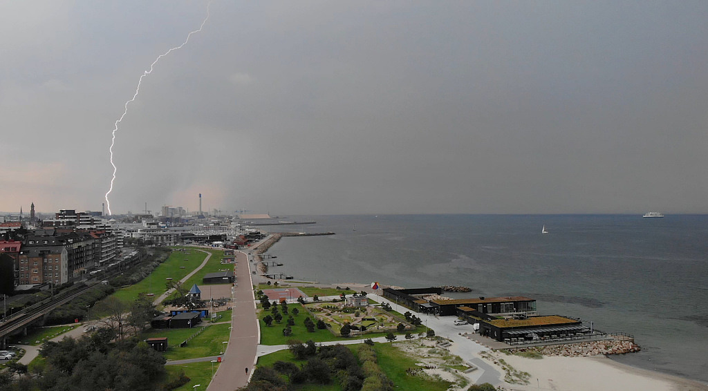 Åskväder över Öresund. Helsingborg till vänster i bild.