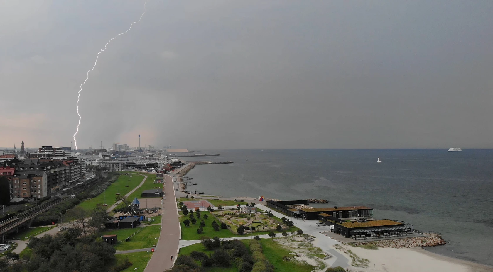 Åskväder över Öresund. Helsingborg till vänster i bild.