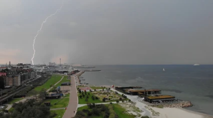 Åskväder över Öresund. Helsingborg till vänster i bild.